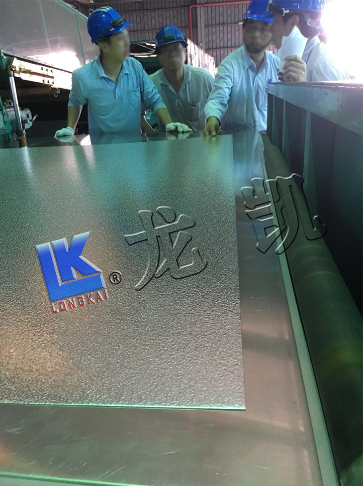 台湾客户压花铝板测试平整度